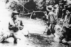 Phóng viên TTXVN trên đường hành quân vào chiến trường năm 1973. (Ảnh: Tư liệu)