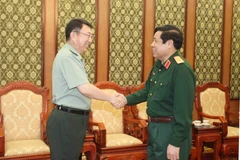 Đại tướng Phùng Quang Thanh, Ủy viên Bộ Chính trị, Phó Bí thư Quân ủy Trung ương, Bộ trưởng Bộ Quốc phòng tiếp Đại tá Chân Trung Hưng, Tùy viên quân sự Trung Quốc đến chào từ biệt. (Ảnh: Hồng Pha/TTXVN phát)