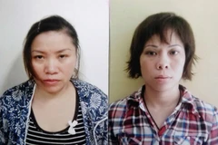 Đối tượng Phạm Thị Nguyệt (bên trái) và Nguyễn Thị Thanh Trang (bên phải) tại cơ quan công an. Ảnh: Cơ quan công an cung cấp - TTXVN phát