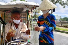 Bán vé số tại Cần Thơ. (Ảnh: Thu Hiền/TTXVN)