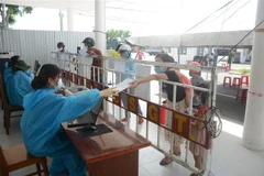 Làm các thủ tục xét nghiệm để vào thành phố Đà Nẵng. (Ảnh: Văn Dũng/TTXVN)