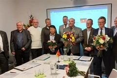 Ban chấp hành mới Hội Đức-Việt do ông Rolf Schulze - cựu Đại sứ Đức tại Việt Nam làm Chủ tịch. (Ảnh: Mạnh Hùng/TTXVN)