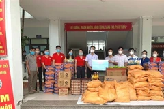 Hội Chữ thập Đỏ huyện Gia Lâm trao phần hỗ trợ tới người dân có hoàn cảnh khó khăn và lực lượng tuyến đầu chống dịch của xã Bát Tràng tháng 8/2021. (Ảnh minh họa: TTXVN phát)