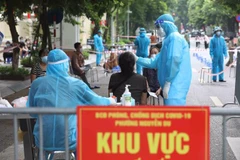 Xét nghiệm COVID-19 cho người dân Hà Nội. (Ảnh: Minh Quyết/TTXVN)