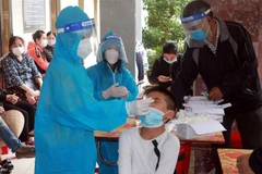 Lấy mẫu test nhanh sàng lọc COVID-19 người dân phường Vị Hoàng, thành phố Nam Định (tỉnh Nam Định). (Ảnh: Văn Đạt/TTXVN)