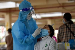 Công ty Pousung Việt Nam tại Đồng Nai test nhanh COVID-19 cho lao động trong ngày đầu tiên đến công ty. (Ảnh: Công Phong/TTXVN)