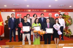 Phó Chủ tịch Thường trực Ủy ban Nhân dân thành phố Hà Nội Lê Hồng Sơn và Tổng Giám đốc TTXVN Vũ Việt Trang cùng các tác giả đoạt giải. (Ảnh: Hoàng Hiếu/TTXVN)