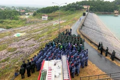 Lực lượng quân đội tiến hành gia cố đê Hà Nam ở thị xã Quảng Yên, Quảng Ninh. (Ảnh: Văn Đức/TTXVN)