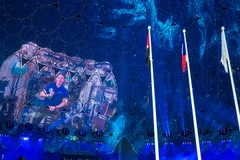 Nhà du hành vũ trụ Thomas Pesquet trò chuyện với du khách tại triển lãm. (Nguồn: thenationalnews.com)