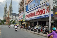 Đường Đinh Bộ Lĩnh vào Trung tâm Ngã sáu Bình Dương có một dãy phố vừa mở cửa. (nh: Chí Tưởng/TTXVN)