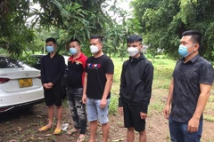 Các đối tượng xuất cảnh trái phép bị phát hiện tại Tây Ninh ngày 13/10. (Ảnh: Thanh Tân/TTXVN)