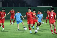 Hậu vệ Tấn Tài (giữa) trong buổi luyện tập. (Ảnh: TTXVN phát)