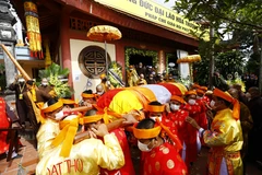 Cung thỉnh kim quan Đại lão Hòa thượng Thích Phổ Tuệ nhập Bảo tháp trong khuôn viên Tổ đình Viên Minh (chùa Ráng). (Ảnh: Minh Đức/TTXVN)