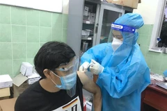 Triển khai tiêm vaccine Vero Cell mũi 2 cho người dân trên địa bàn thị xã Tân Uyên, tỉnh Bình Dương. (Ảnh: Chí Tưởng/TTXVN)