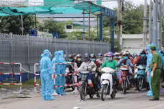 Người dân về quê tự phát được tỉnh An Giang tiếp nhận và đưa về các khu cách ly tạm thời, chờ sàng lọc, phân loại theo từng nhóm đối tượng, địa bàn cư trú sẽ được trước khi bàn giao cho các địa phương đón về cách ly tập trung theo quy định. (Ảnh: Công Mạo