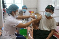 Tiêm vaccine COVID-19 cho người dân Nghệ An. (Ảnh: Bích Huệ/TTXVN)