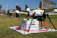 Một trong những chiếc drone của công ty High-Lander tham gia vận chuyển hàng. (Ảnh Vũ Hội/TTXVN)