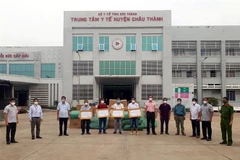 Nghệ sỹ Quyền Linh và nhóm thiện nguyện Thành phố Hồ Chí Minh trao quà và tiền mặt cho Ban Chỉ đạo Phòng chống dịch COVID-19 huyện Châu Thành, Sóc Trăng. (Ảnh: TTXVN phát)