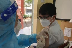 Học sinh trường chuyên Hùng Vương, thành phố Thủ Dầu Một, tỉnh Bình Dương bắt đầu được tiêm vaccine phòng COVID-19. (Ảnh: Văn Hướng/TTXVN)
