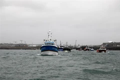 Các thuyền đánh cá Pháp trên vùng biển ngoài khơi đảo Jersey của Anh ngày 6/5/2021. (Ảnh: AFP/TTXVN)
