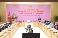 Thủ tướng Phạm Minh Chính gặp mặt các đại biểu phụ nữ tiêu biểu. (Ảnh: Dương Giang/TTXVN)