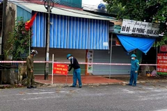 Lực lượng chức năng tiến hành phong tỏa các khu có nguy cơ lây nhiễm tại xã Chu Hóa, thành phố Việt Trì. (Ảnh: Trung Kiên/TTXVN)