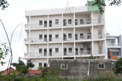 Nhà ở riêng lẻ biến tướng thành chung cư mini tại Phường Phú Hữu, Quận 9. (Ảnh: Trần Xuân Tình/TTXVN)