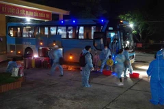 Các công dân làm thủ tục khi vào cách ly tập trung tại Hưng Yên. (Ảnh: Đinh Tuấn/TTXVN)