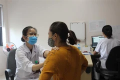 Bác sỹ khám tầm soát ung thư vú cho chị em phụ nữ. (Ảnh: Nguyễn Thảo/TTXVN)