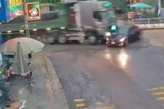 Thanh Hóa: Xe đầu kéo hất văng xe con vào thành cầu, 3 người bị thương