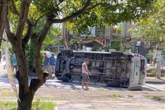 [Video] Quảng Ninh: Xe 16 chỗ lật nghiêng sau khi bị ô tô con đâm mạnh