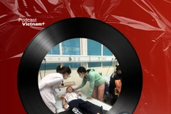 Tin nóng 9/12: Cảnh báo hiện tượng người lạ cho học sinh đồ ăn ở cổng trường