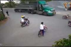 [Video] Tây Ninh: Cậu bé lớp 4 thoát chết trước đầu xe container