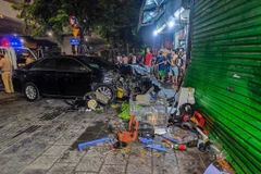 Hà Nội: Xe con đâm vào quán trà đá trên vỉa hè, một người tử vong