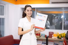 Hoa hậu Lê Hoàng Phương nhận học bổng toàn phần 100% của trường Đại học Công nghệ Thành phố Hồ Chí Minh cho chương trình MBA. (Ảnh: CTV/Vietnam+)