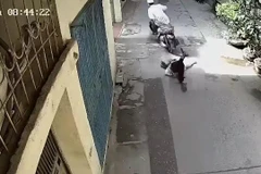 [Video] Hà Nội: Tên cướp táo tợn giật dây chuyền của người đi bộ 