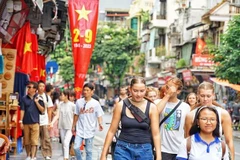 Đông đảo du khách nước ngoài đã đến Hà Nội trong dịp nghỉ Lễ Quốc khánh 2/9 năm nay. (Ảnh: Khánh Hòa/TTXVN)