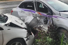 Tuyên Quang: Xe taxi va chạm với ôtô con sau khi cố vượt xe tải