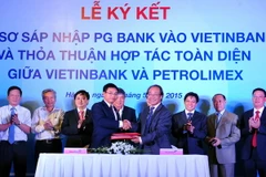 Quang cảnh lễ ký kết hồ sơ sáp nhập PG Bank vào VietinBank. (Ảnh: TTXVN phát)