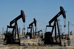 Trạm bơm tại mỏ dầu Kern River ở Bakersfield, California, Mỹ ngày 24/6. (Nguồn: AFP/TTXVN)