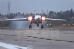 Máy bay chiến đấu Sukhoi Su-24M của Nga cất cánh từ sân bay quân sự Hmeymim, gần thành phố Latakia ngày 21/10. (Nguồn: THX/TTXVN)