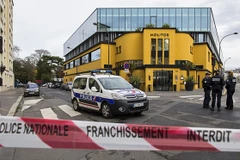 Cảnh sát phong tỏa khu vực khách sạn Molitor nơi đội tuyển bóng đá Đức tập trung. (Nguồn: theguardian.com)