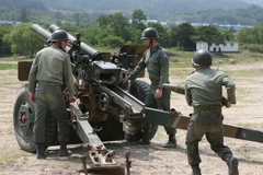 Binh sỹ đơn vị pháo binh Hàn Quốc trong cuộc tập trận bắn đạn thật tại thành phố biên giới Cherwon, phía bắc thủ đô Seoul ngày 24/6. (Nguồn: Yonhap/TTXVN)