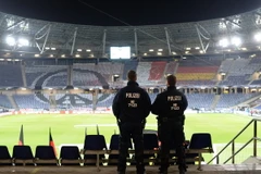 Cảnh sát Đức làm nhiệm vụ tại sân vận động HDI Arena ở Hanover sau khi trận bóng đá Đức-Hà Lan bị hủy, tối 17/11. (Nguồn: AFP/TTXVN)