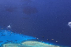  Tàu đánh cá Trung Quốc neo đậu tại bãi đá ngầm Chữ Thập ngày 17/7/2012. (Nguồn: AFP/ TTXVN)