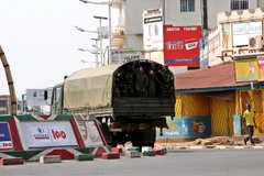 Cảnh sát Burundi tuần tra trên một đường phố ở Bujumbura. (Nguồn: AFP/TTXVN)