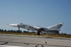 Máy bay chiến đấu Sukhoi Su-24M của Nga cất cánh từ sân bay quân sự Hmeymim, gần thành phố Latakia ngày 21/10. (Nguồn: THX/TTXVN)