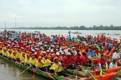 Các đội tham gia giải đua ghe ngo. (Ảnh: Lê Huy Hải/TTXVN)