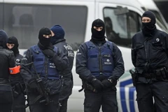 Cảnh sát Bỉ tiến hành chiến dịch truy quét khủng bố tại Rue Delaunoy thuộc Brussels ngày 16/11. (Nguồn: AFP/TTXVN)