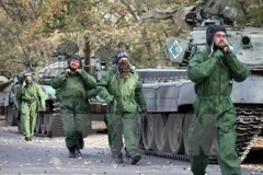 Xe tăng của lực lượng ly khai rời thị trấn Novoazovsk ở khu vực Donetsk ngày 21/10. (Nguồn: AFP/TTXVN)